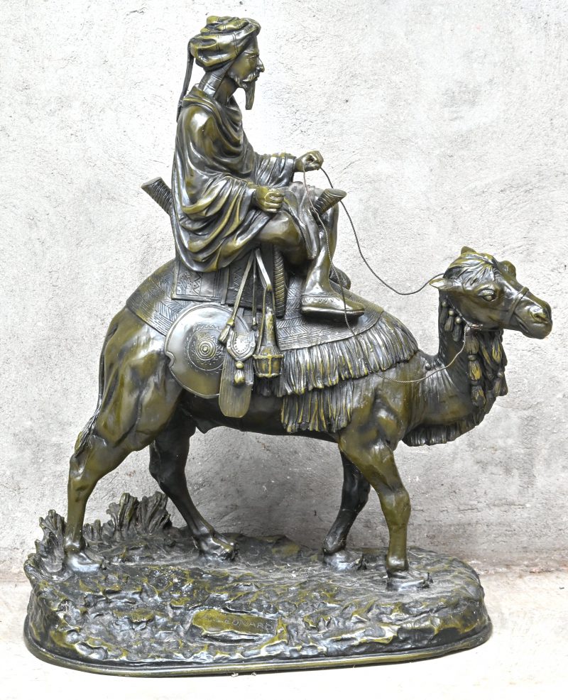 “Toearegkrijger op zijn dromedaris”. Bronzen beeld met groenbruin patina. Gesigneerd.