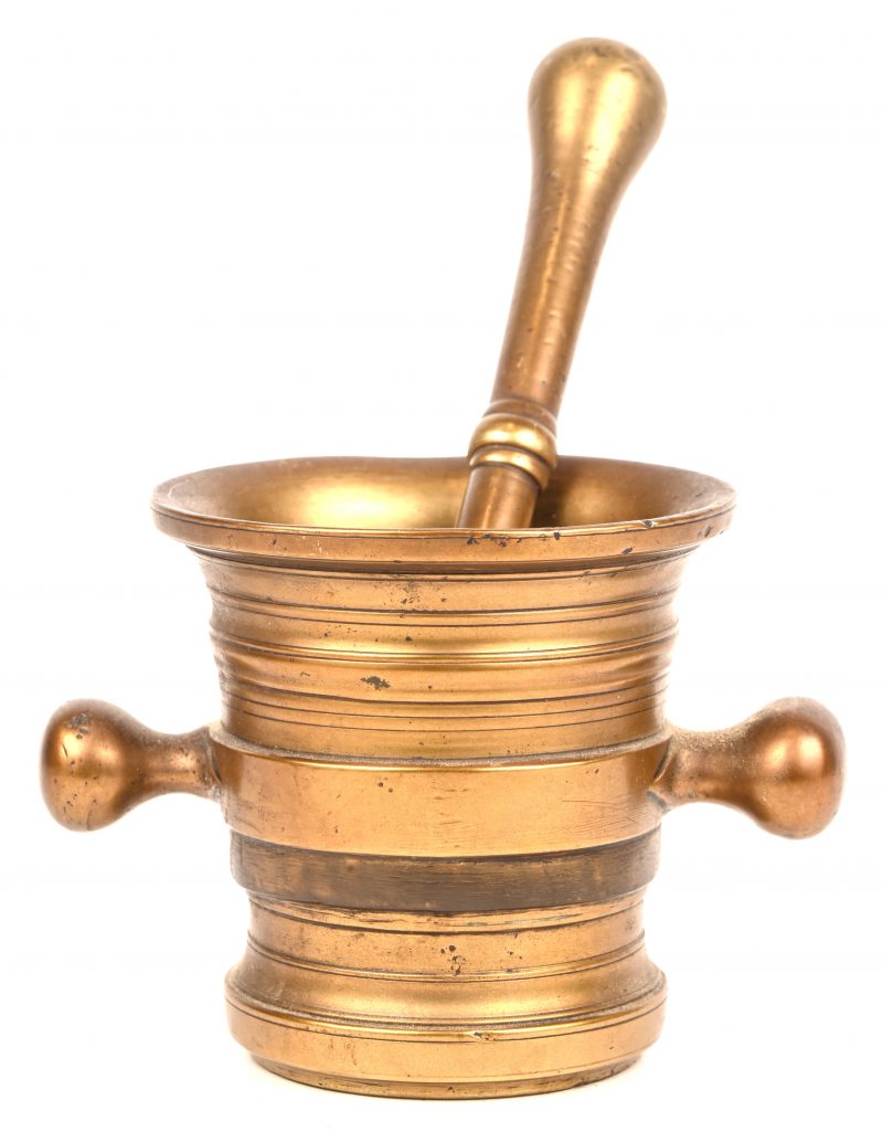 Een bronzen vijzel met stamper.