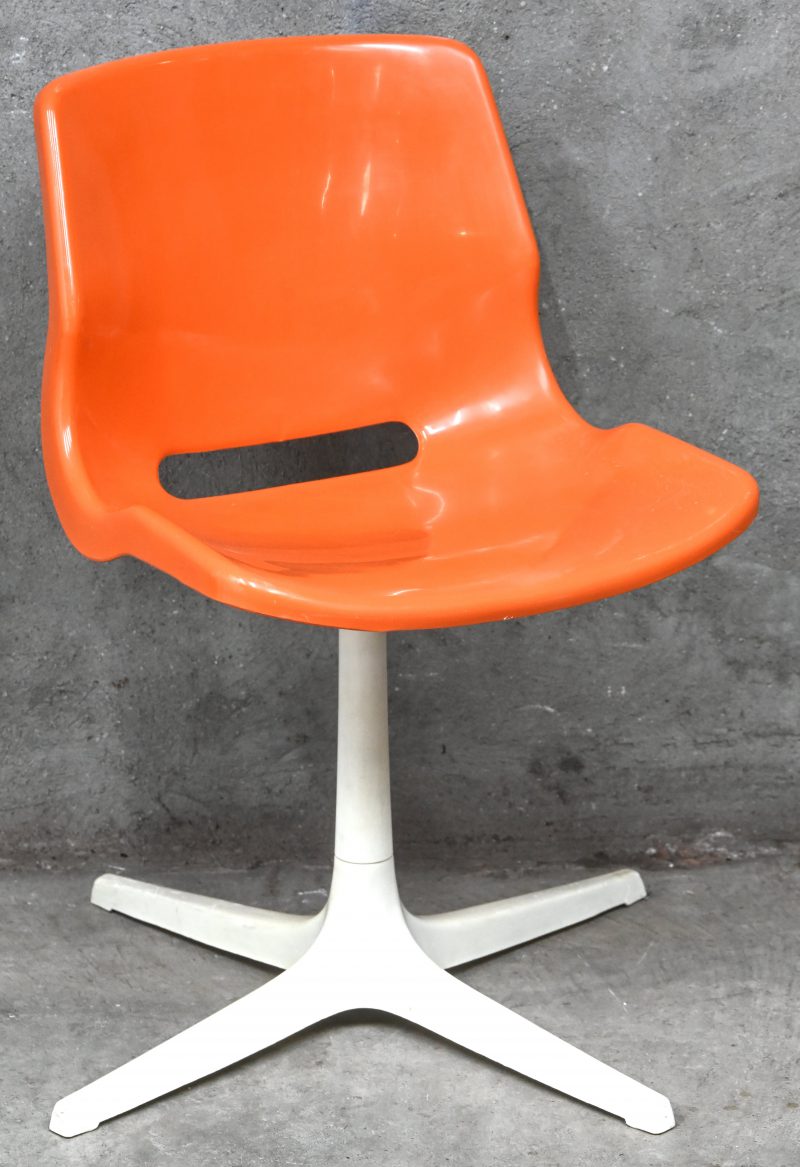 Een vintage design stoel, vermoedelijk Svante Schöblom.