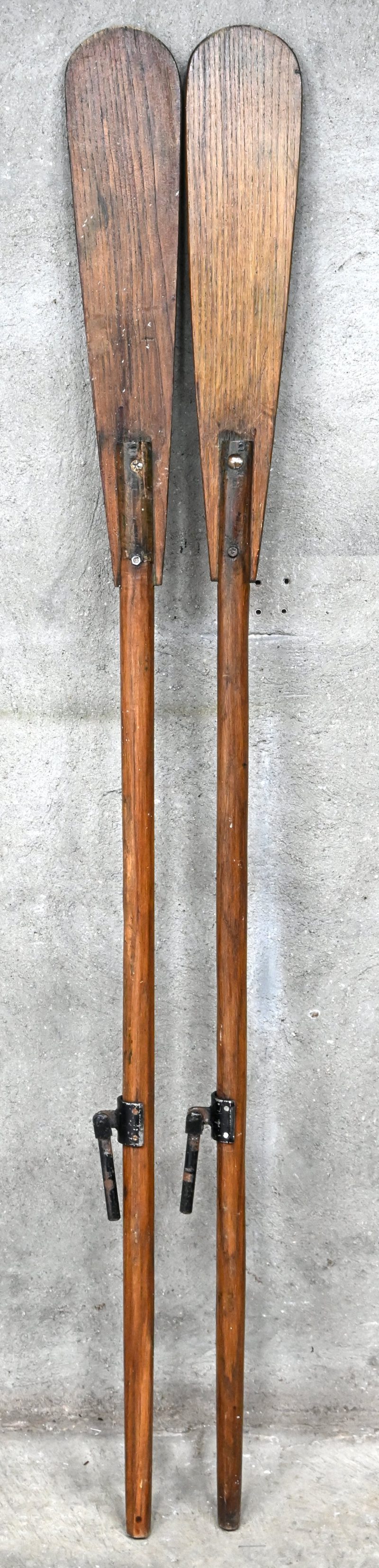 Een set oude houten roeispanen.