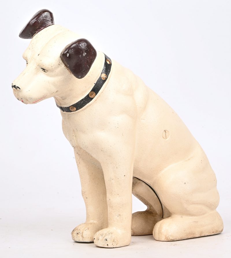 Een gietijzeren spaarpot gebaseerd op de hond van ‘His Masters Voice’.