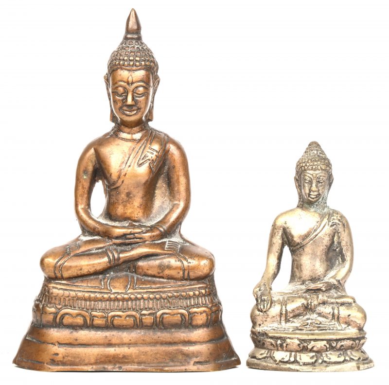 Een bronzen Boeddha, Zuid-Oost-Aziatisch, hierbij toegevoegd een metalen Boeddhabeeldje.