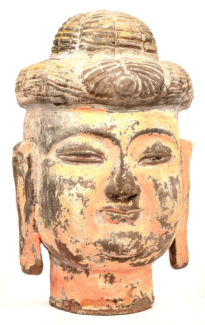 Een polychroom terracotta Buddha-hoofd van Chinese origine.