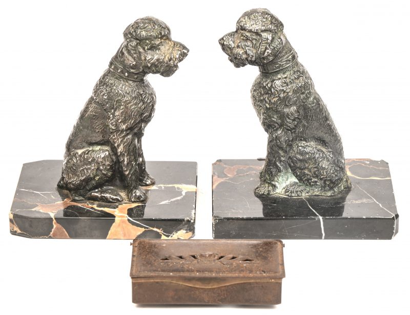 Een gevarieerd lot met 2 metalen hondjes op marmeren voetje en een antiek metalen postzegeldoosje.