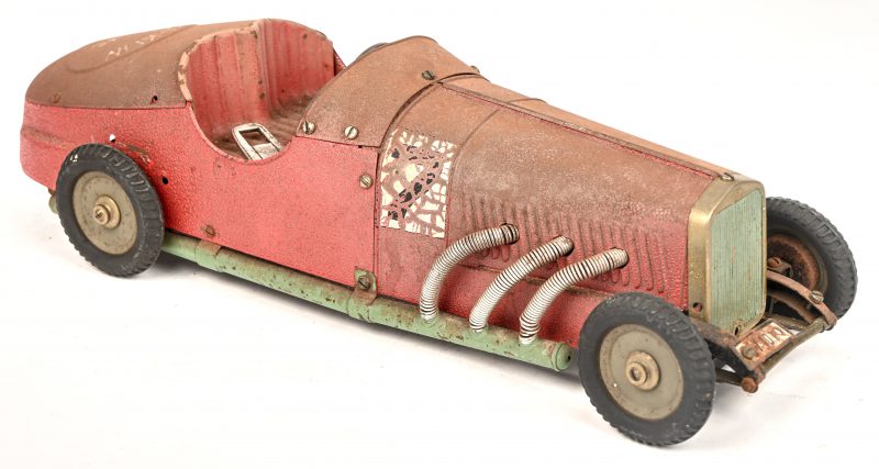 Een Märklin 1101/07R opwindbare modelauto. Het model is gebaseerd op de Mercedes Benz SSK Racer. Werkend! Spatborden manco en niet originele sleutel.
