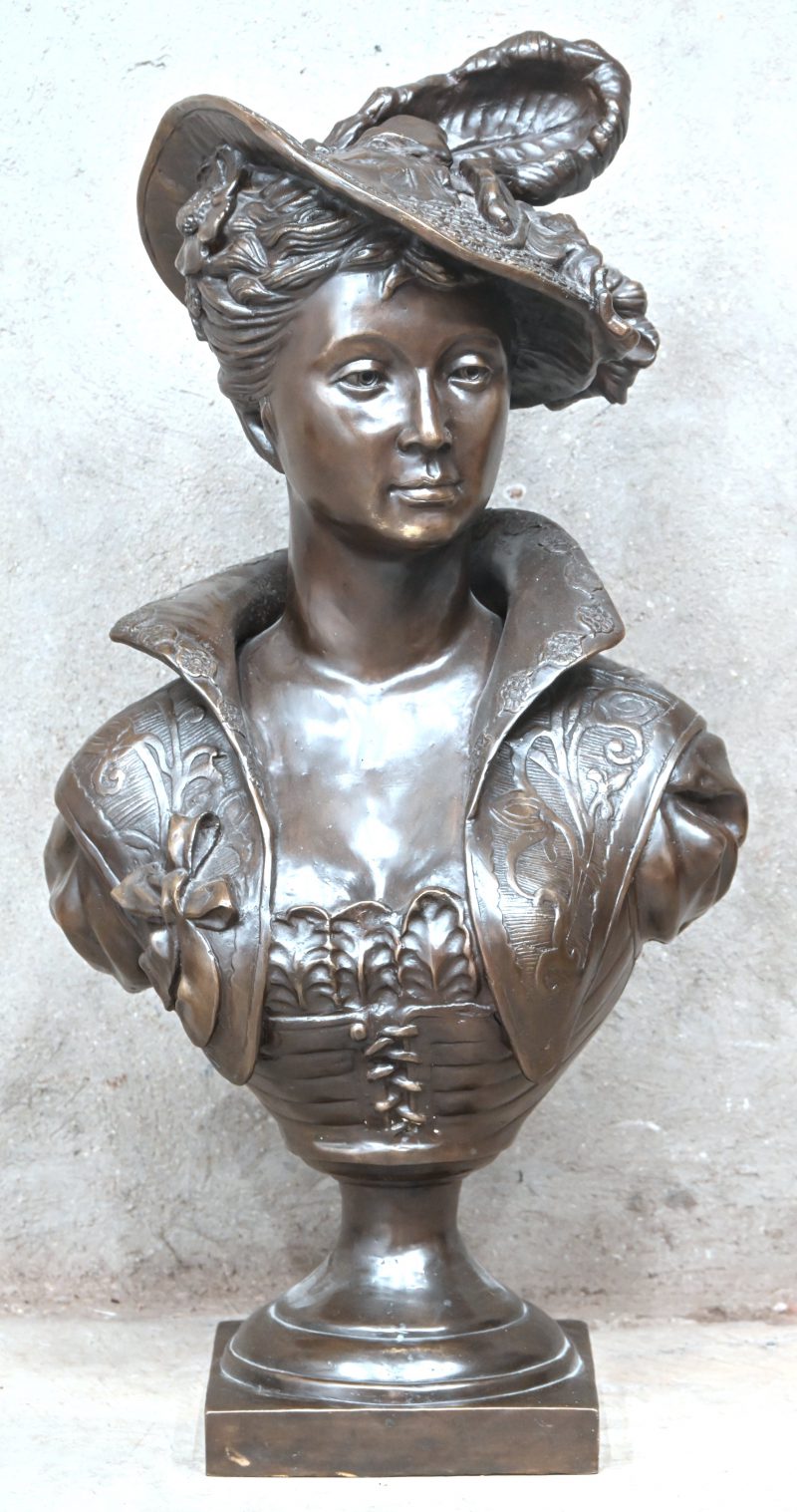 ‘Edeldame met verenhoed’, een buste van gepatinneerd brons. Getekend R. Gregoire.