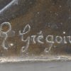 ‘Edeldame met verenhoed’, een buste van gepatinneerd brons. Getekend R. Gregoire.