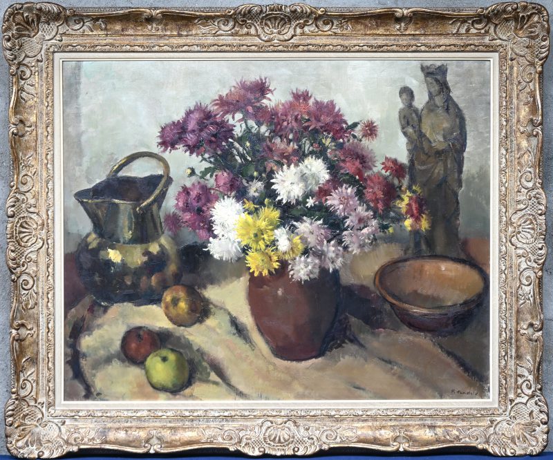 “Stilleven met bloemen en religieus beeld”, een schilderij, olieverf op doek in vergulde kader, gesigneerd.