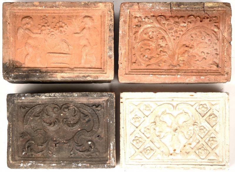 Een lot van 4 antieke haardstenen, 3 uit gebakken klei en 1 plaasteren, diverse motieven.
