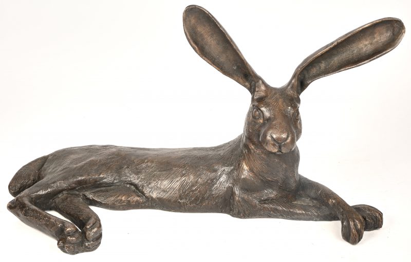 Liggende haas’, een gepatinneerd bronzen beeld. Niet getekend.