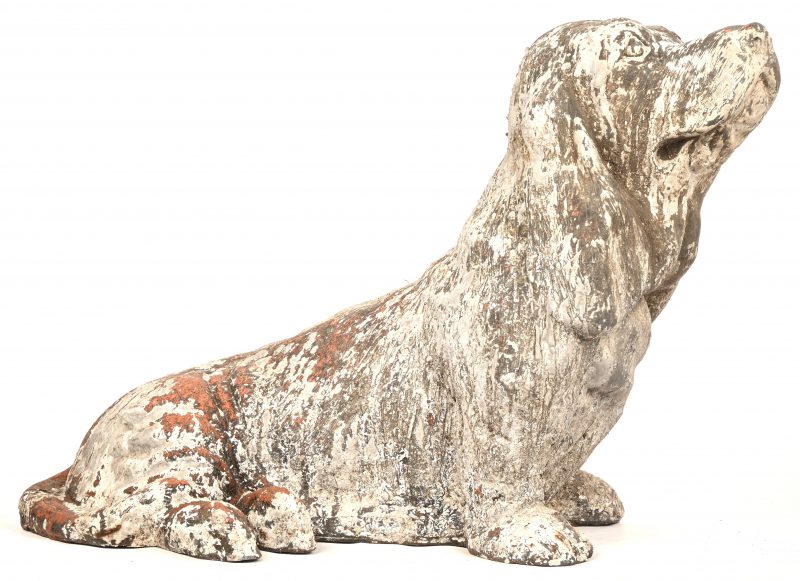 ‘Tekkel’, een gepatinneerd terra cotta beeld van een hond op ware grootte. Niet gemerkt.