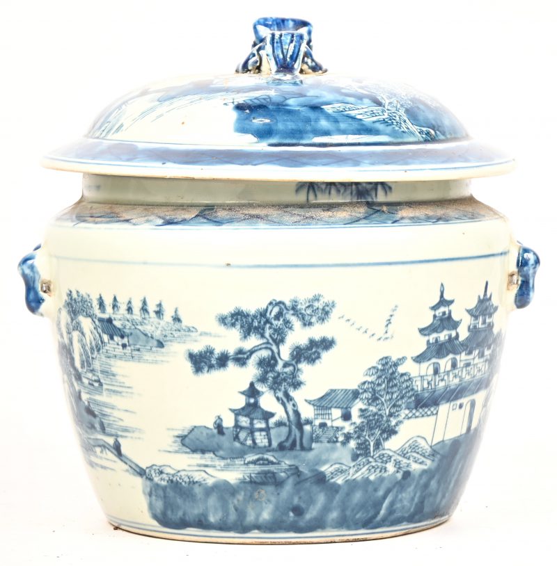 Een dekselpot van geglazuurd Chinees aardewerk. Met in het decor een paleis aan de waterkant.