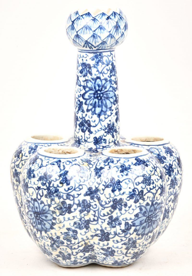 Een tulpenvaas van blauw wit geglazuurd Chinees porselein. Onderaan gemerkt.