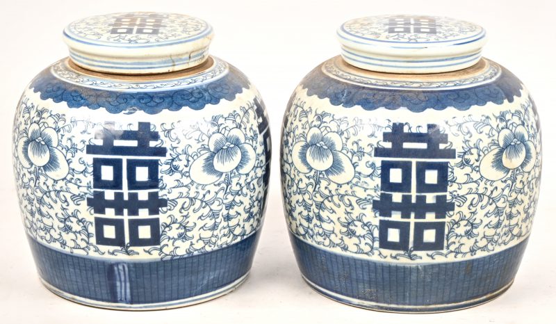 Een paar gemberpotten met deksel van blauw-wit geglazuurd Chinees aardewerk. Gedecoreerd met symbolen voor een lang leven.