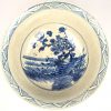 Een diepe schotel van blauw-wit geglazuurd Chinees porselein. Met een decor van vogels en bloemen. Niet gemerkt.