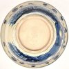Een diepe schotel van blauw-wit geglazuurd Chinees porselein. Met een decor van vogels en bloemen. Niet gemerkt.