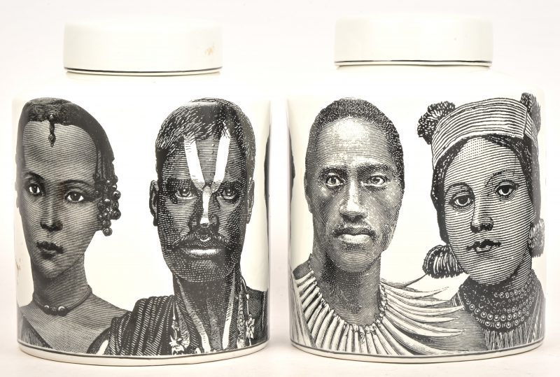 Een paar porseleinen dekselpotten, in de stijl van Fornasetti. Onderaan gemerkt met een kroon.