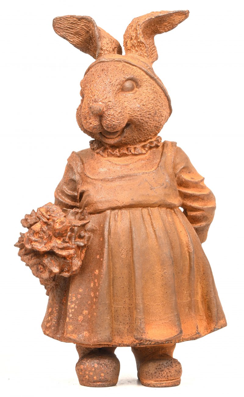 ‘Konijn met een bos bloemen’, een gietijzeren beeldje met roestpatine. Niet gemerkt.