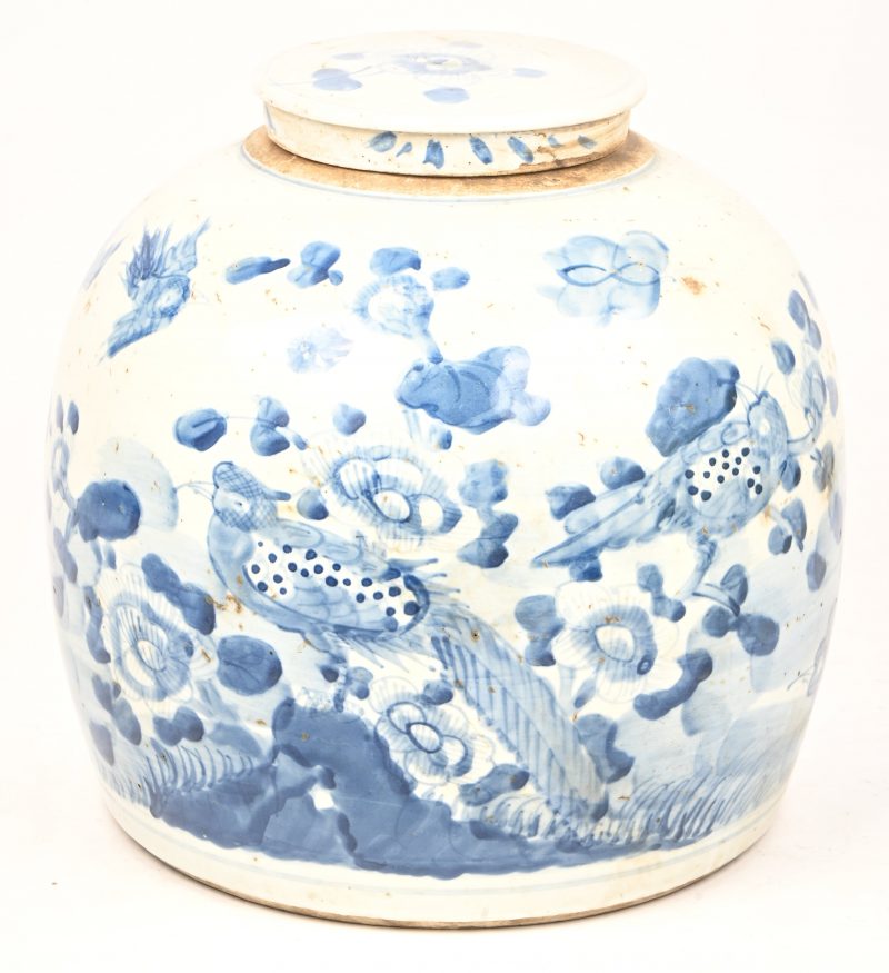 Een gemberppot met deksel van geglazuurd Chinees aardewerk. Met vogels en bloemen in het decor. Niet gemerkt.
