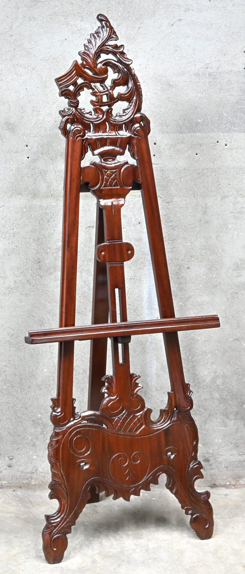Een mahoniehouten schildersezel in Empire stijl.
