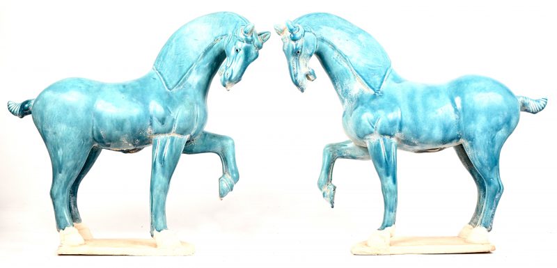 Een set van twee paarden in de stijl van de Tang Dynastie. Van blauw geglazuurd Chinees aardewerk.