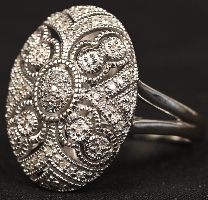 Een art deco zilveren ring 925‰ bezet met briljanten met een gezamenlijk gewicht van +- 0,88 ct.