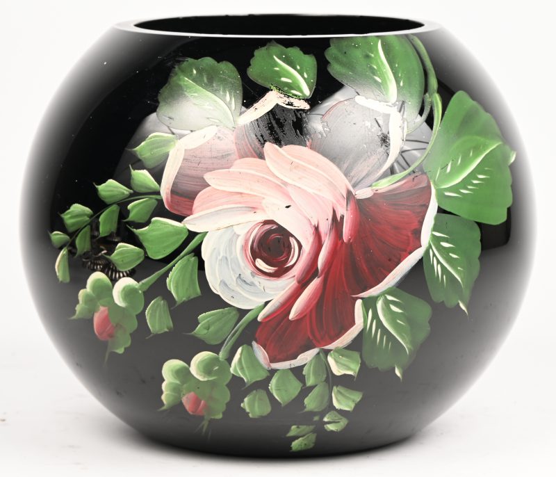 Een bolle vaas van zwart glas met een veelkleurige versiering van rozen. (schilfers aan de rand).