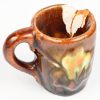 Een druiventonnetje met onderschaal en likeurset in Vlaams aardewerk. ‘Belgium 126’. Met zes ‘glaasjes’ waarvan één gebroken.