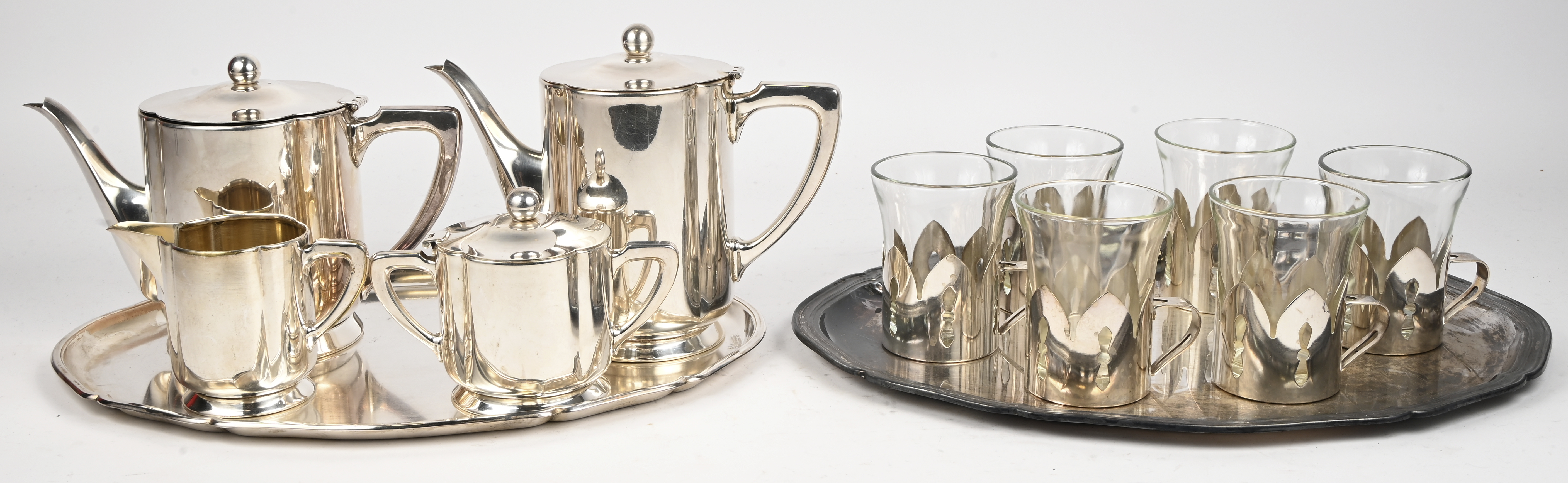 Een koffie-en theeservies bestaande uit een koffiekan, theekan, suikerpot en melkkan op een dienblad. Onderaan gemerkt SIGG, Switserland. Bijgevoegd een set van 6 Duralex France theeglazen op verzilverd dienblad Een koffie-en theeservies bestaande uit een koffiekan, theekan, suikerpot en melkkan op een dienblad. Onderaan gemerkt SIGG, Switserland. Bijgevoegd een set van 6 Duralex France theeglazen op verzilverd dienblad.