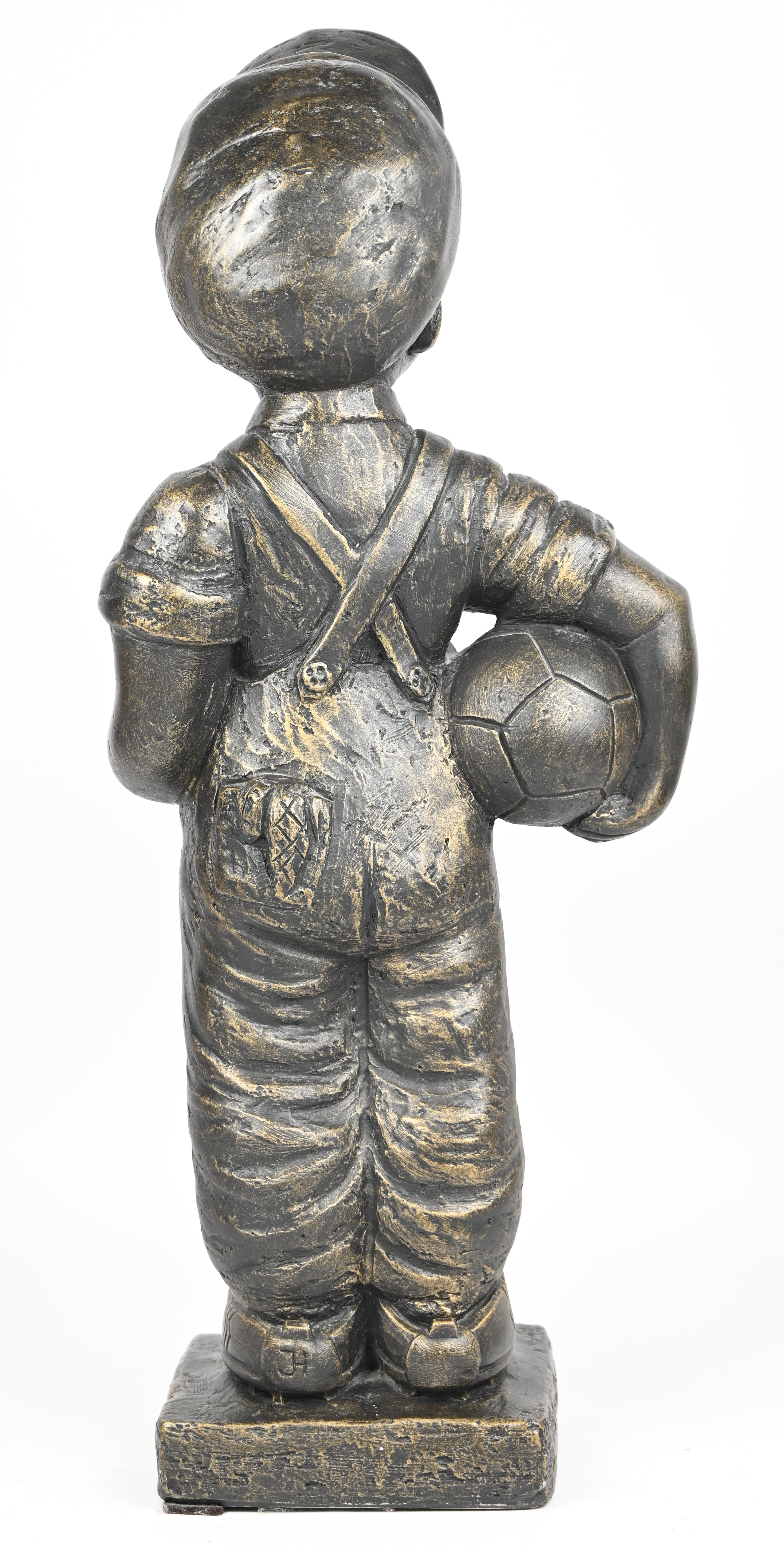 Een gipsen beeld van een jonge voetballer. Reparatie aan de voet Een gipsen beeld van een jonge voetballer. Reparatie aan de voet.