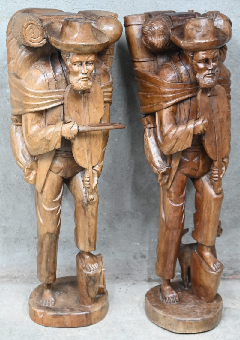Een set van twee houtgesculpteerde Zuid-Amerikaanse buideldragers met viool.