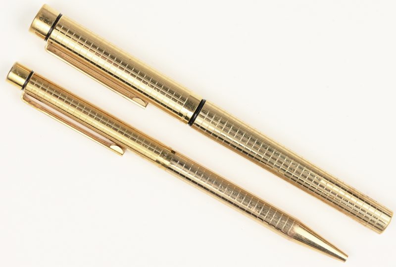 Twee Sheaffer pennen, waarvan 1 vulpen met 14 kt gouden penpunt en 1 balpen.