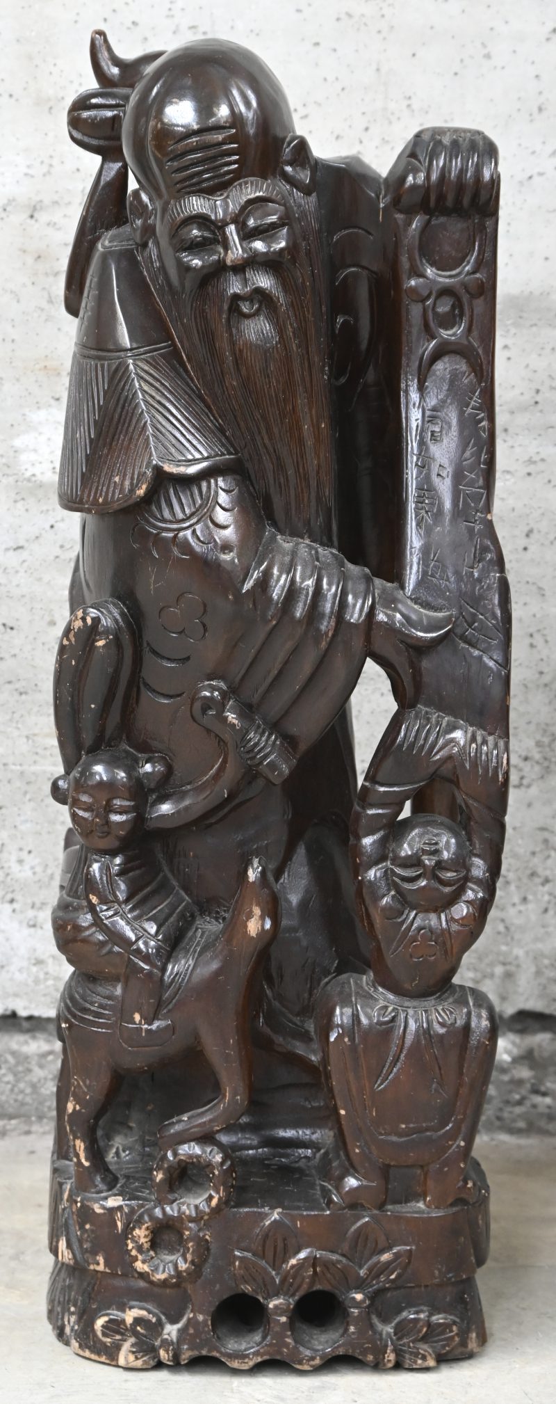 Een gesculpteerd massief houten beeld van een Chinese wijze. Schade aan de voet.