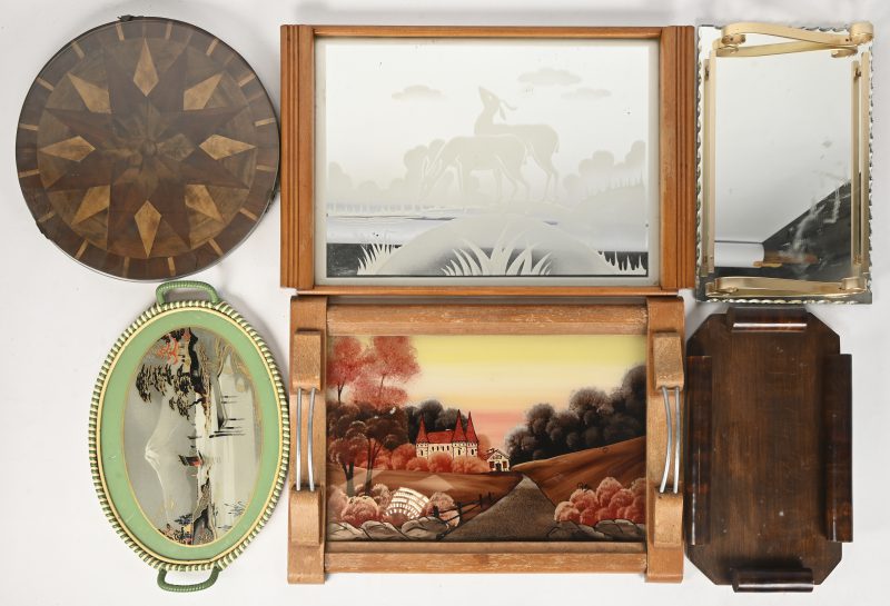 Een lot van 5 dienbladen en een taartschaal, overwegend art deco, in hout, spiegel, messing en glas