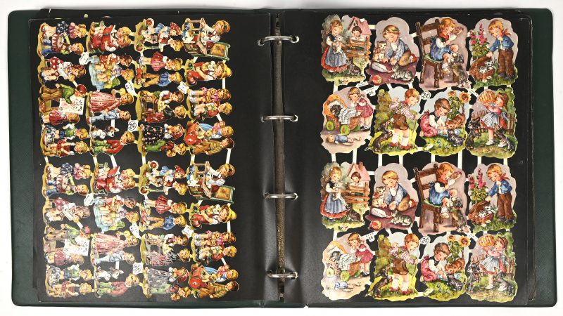 Een album met 24 volledig intacte en een zestal onvolledige vintage sticker paginas.