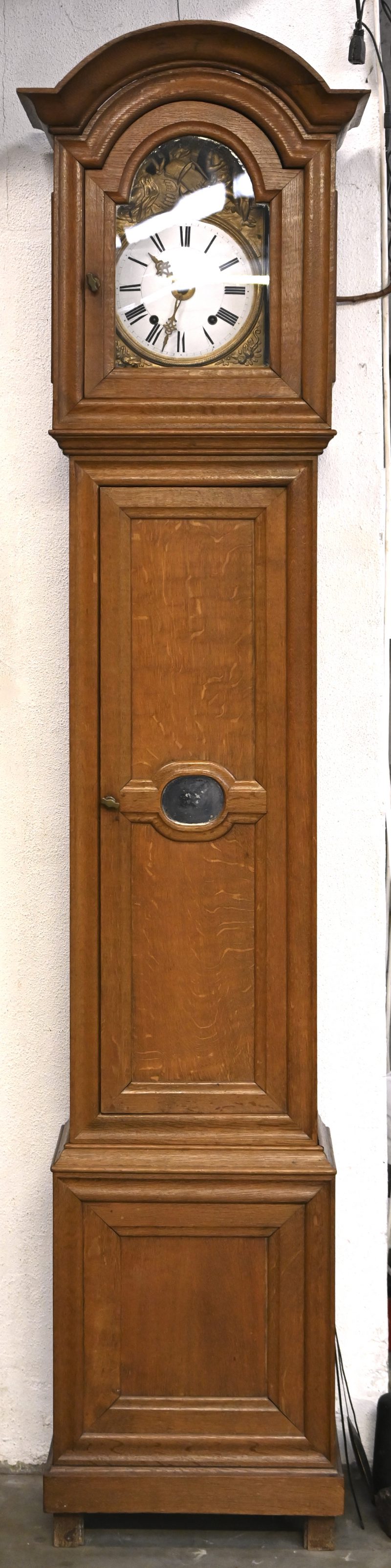 Een staande klok in massief eikenhouten kast.