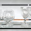 Een groot lot verschillende glazen. Waaronder: 13 champagne coupes, 10 fluiten, 53 verschillende kleine en groote wijnglazen, 9 groen gekleurde wijnglazen en 6 cognac glazen.