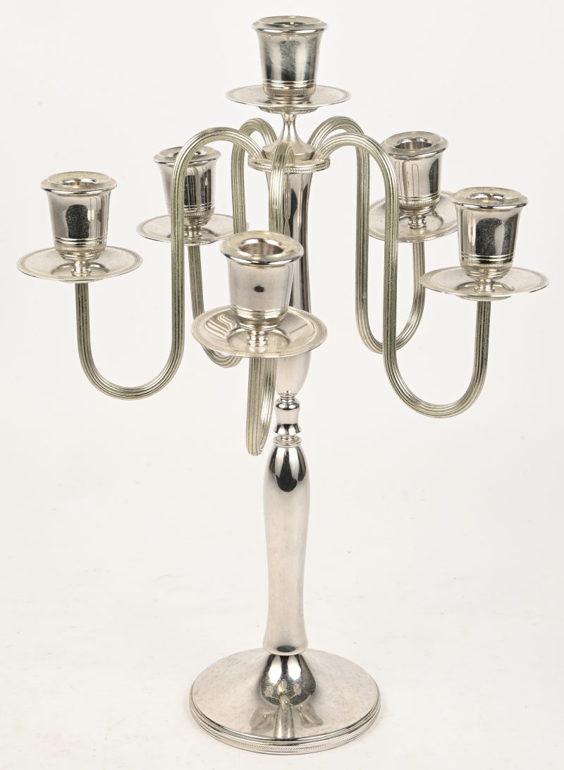 Een verzilverd metalen kandelaar met vijf lichtpunten.