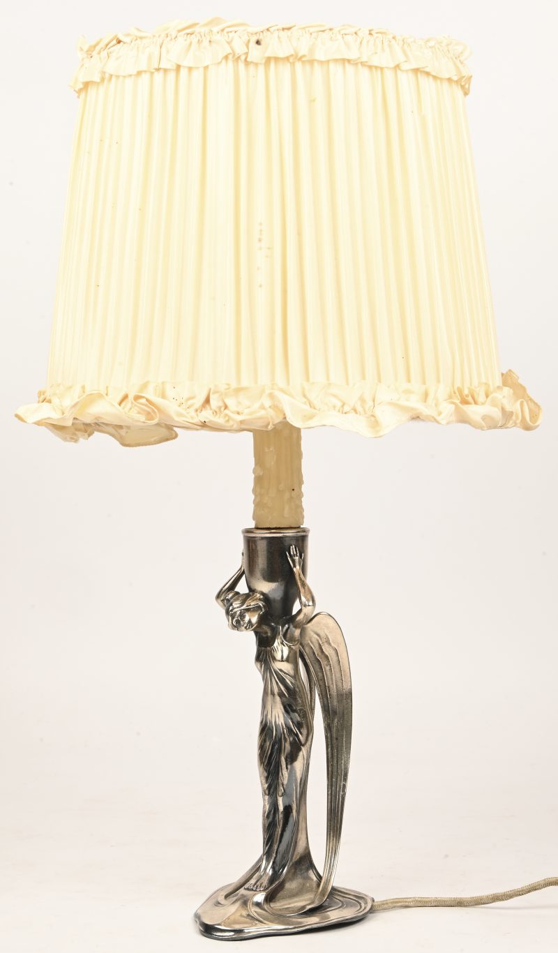 “Waterdraagster”. Een beeldje van tin gemonteerd als lamp.