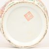 Een polychrome Chinees porseleinen vaas met vogeldecor.