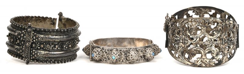 Drie verschillende zilveren slavenarmbanden 925 ‰ versierd met bloemen en filgrain werk.
