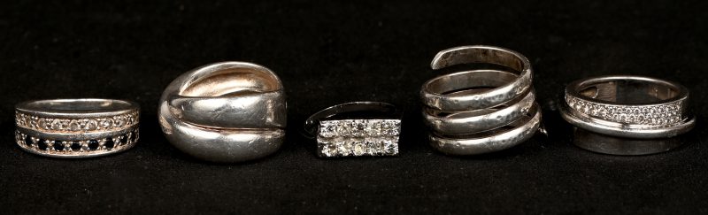 Vijf verschillende zilveren ringen bezet met fantasiestenen. 925‰.