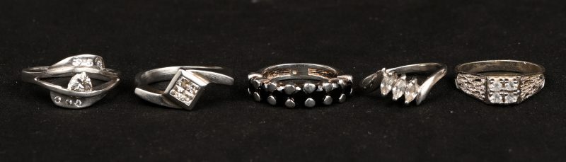 Vijf verschillende zilveren ringen bezet met fantasiestenen. 925‰.