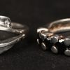 Vijf verschillende zilveren ringen bezet met fantasiestenen. 925‰.
