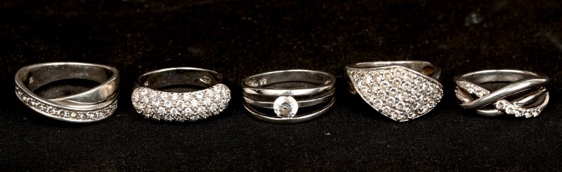 Vijf verschillende zilveren ringen bezet met fantasiestenen. 925‰.