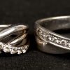Vijf verschillende zilveren ringen bezet met fantasiestenen. 925‰.