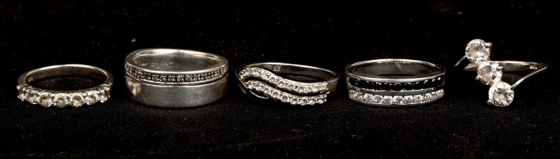 Vijf verschillende zilveren ringen bezet met fantasiestenen. 925‰.