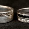 Vijf verschillende zilveren ringen bezet met fantasiestenen. 925‰.