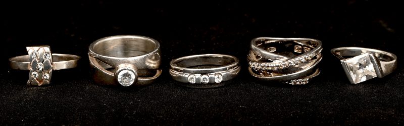 Vijf verschillende zilveren ringen bezet met fantasiestenen. 925‰.