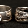 Vijf verschillende zilveren ringen bezet met fantasiestenen. 925‰.